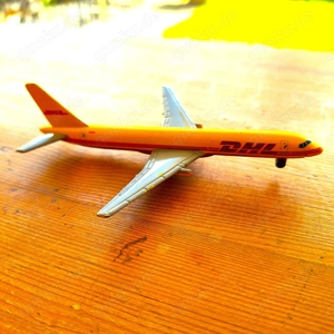 2 Flugzeuge Matchbox Korea Air & Swiss Air und 1  X DHL Flugzeug Bild 3