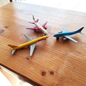 2 Flugzeuge Matchbox Korea Air & Swiss Air und 1  X DHL Flugzeug