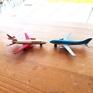 2 Flugzeuge Matchbox Korea Air & Swiss Air und 1  X DHL Flugzeug Bild 4