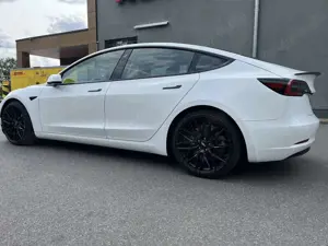 Tesla Model 3 Long Range KW V3 Levelling 2023 carbon Performance Bild 5