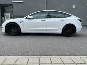 Tesla Model 3 Long Range KW V3 Levelling 2023 carbon Performance Bild 4
