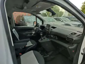 Citroen Berlingo PureTech 110 Klima/PDC/Allwetter Bild 4