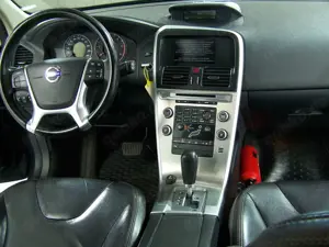 Volvo XC60 D5 Momentum Autom NAVI+LEDER+PDC Bild 4