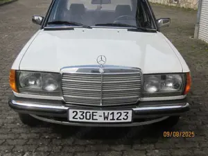 Mercedes-Benz 230 230 E mit geregelten KAT ( 51 ) Bild 5