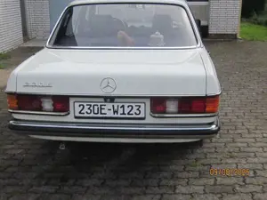 Mercedes-Benz 230 230 E mit geregelten KAT ( 51 ) Bild 3