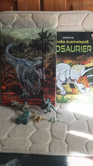 Jurassic World Heftbox + Dinosaurier Malbuch + Schlüsselanhänger