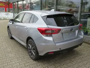 Subaru Impreza 2.0ie Platinum 8-fach bereift Allrad Navi Leder LE Bild 4