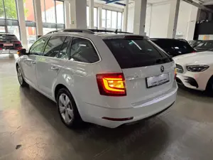 Skoda Octavia STYLE 4X4 PANO NEUER MOTOR / MEGA VOLL Bild 2