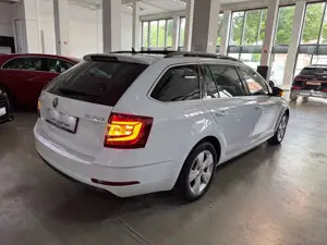 Skoda Octavia STYLE 4X4 PANO NEUER MOTOR / MEGA VOLL Bild 4