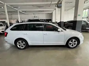 Skoda Octavia STYLE 4X4 PANO NEUER MOTOR / MEGA VOLL Bild 5