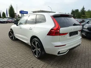 Volvo XC60 Ultra Dark T8 AWD/Massage/360°/BW/Head-UP Bild 4