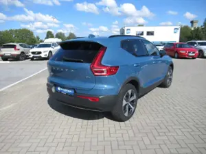 Volvo XC40 B3 Benzin Plus Dark Automatik Bild 4