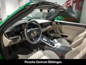 Porsche 992 911 Targa 4S Pythongrün Burmester HA-Lenkung Bild 4