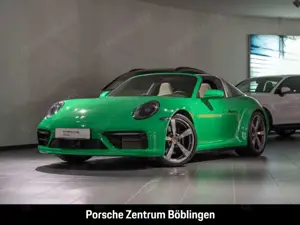 Porsche 992 911 Targa 4S Pythongrün Burmester HA-Lenkung Bild 1