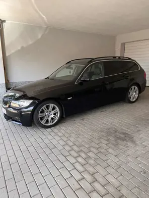 BMW 330 330i Bild 2