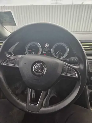 Skoda Superb Combi 2.0 TDI DSG LK Bild 2