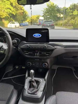 Ford Focus Turnier 1.0 EcoBoost Start-Stopp-System ST-LINE Bild 2