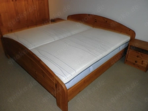 Doppelbett, Kiefer massiv, Liegefl. 200 x 200 cm, 2 Nachttische