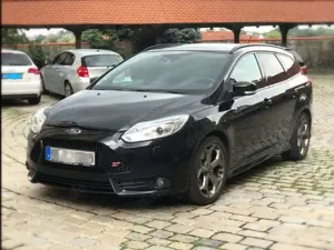 Ford Focus Turnier 2.0 EcoBoost ST mit Leder-Exclusiv-Paket