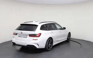 BMW 330 330d Touring xDrive Aut. M Sport Bild 2