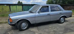 Mercedes-Benz 230 W 123 // 230E Bild 3
