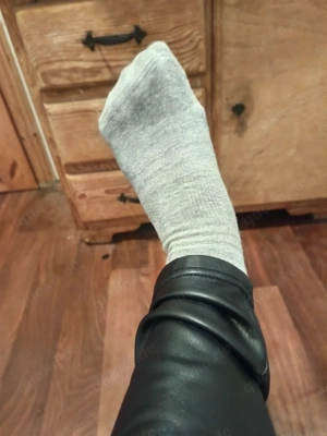 Sneaker Socken Getragen und durchgeschwitzt ( kleine Damen Füße)