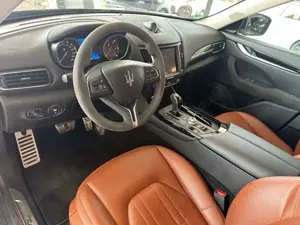 Maserati Levante 3.0 V6 4x4 Panorama Leder Kamera AHK Bild 3