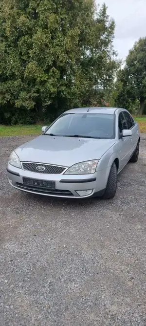 Ford Mondeo 1.8 Ghia Bild 2