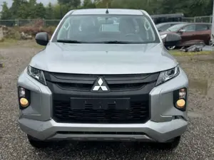 Mitsubishi L200 Basis Club Cab 4WD