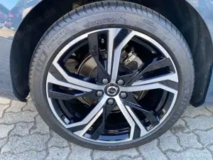 Volvo V60 B4 B DKG Ultra Dark BW HUD Pano 360°, Winterräder Bild 4