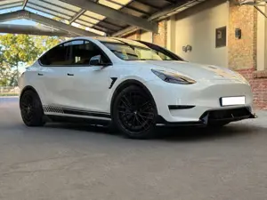 Tesla Model Y Tiefer Breiter…..