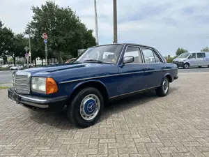 Mercedes-Benz 200 w123