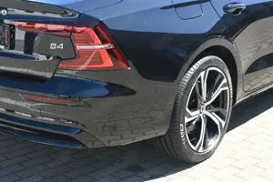 Volvo S60 B4 Plus Dark*LED*PANO*STHZ*HK*360*QI*19" Bild 5