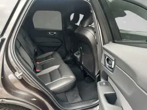 Volvo XC60 B5 AWD Mild-Hybrid Plus Dark AHK ACC BLIS Bild 5