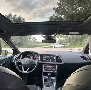 SEAT Leon XcellencePANO-NAVI-SZH-LED-ALCANT-R.KAM-ACC Bild 1