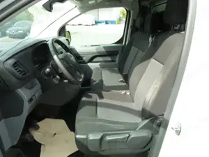 Opel Vivaro 1.5 D 3 Sitze Klima PDC beschädigt Bild 3