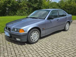 BMW 318 318iA E36 Oldtimer Klima BMW-Scheckheft 61.900 km