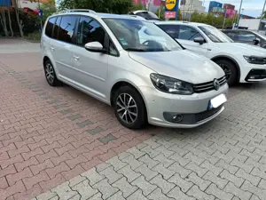 Volkswagen Touran 1.6 TDI DPF DSG Highline von Privat
