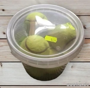 Tennisbälle mit Eimer