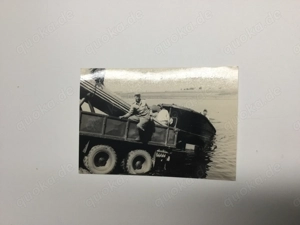 Fotografie Alt Antik Fahrzeug WK2 in Fluss 