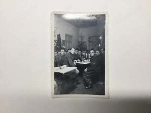 Fotografie deutscher Soldaten zu Tisch Antik WK2 