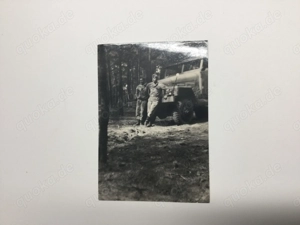 Fotografie Alt Antik zwei deutsche Soldaten vor Militärtransporter WK2 