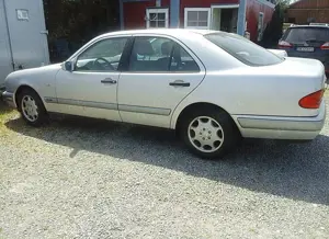 Mercedes-Benz E 200 Automatik CLASSIC/ Alu+Klima+Tempomat+met/o.TÜV