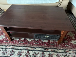 Schöner Couchtisch mit Ablagefächern und Korbschublade