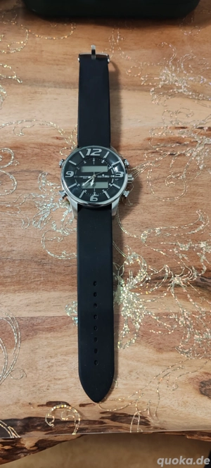 Vielseitige Uhr mit analoger und digitaler Uhr in einem