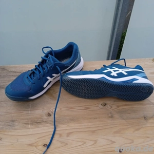 2 Paar Sportschuhe Marke Acics Delicate 8 und Clay zu verkaufen