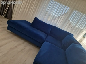 Elegantes Sofa in Samtstoff in Petrolblau