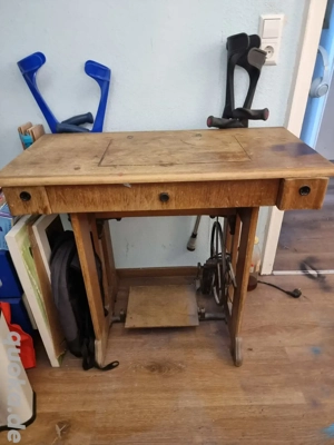 Nähmaschinentisch zu verkaufen 