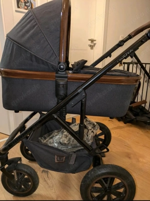 Moon Nuova Kinderwagen mit braunen Akzenten 