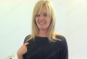 Reife Frau verkauft Slips Socken Bilder & Videopakete